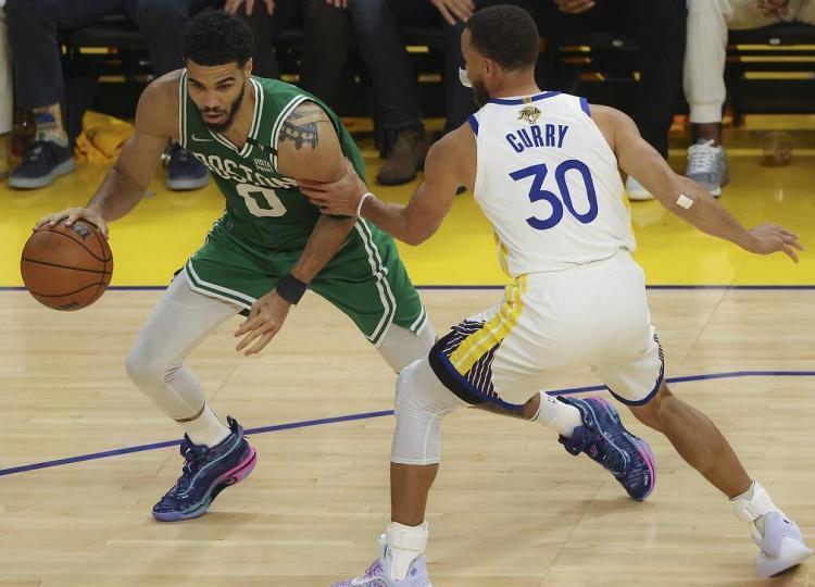 塔图姆焦点对战,浓眉哥与50激战拜仁分钟,反败为胜胜负难料! 塔图姆焦点对战,浓眉哥与50激战拜仁分钟,反败为胜胜负难料!