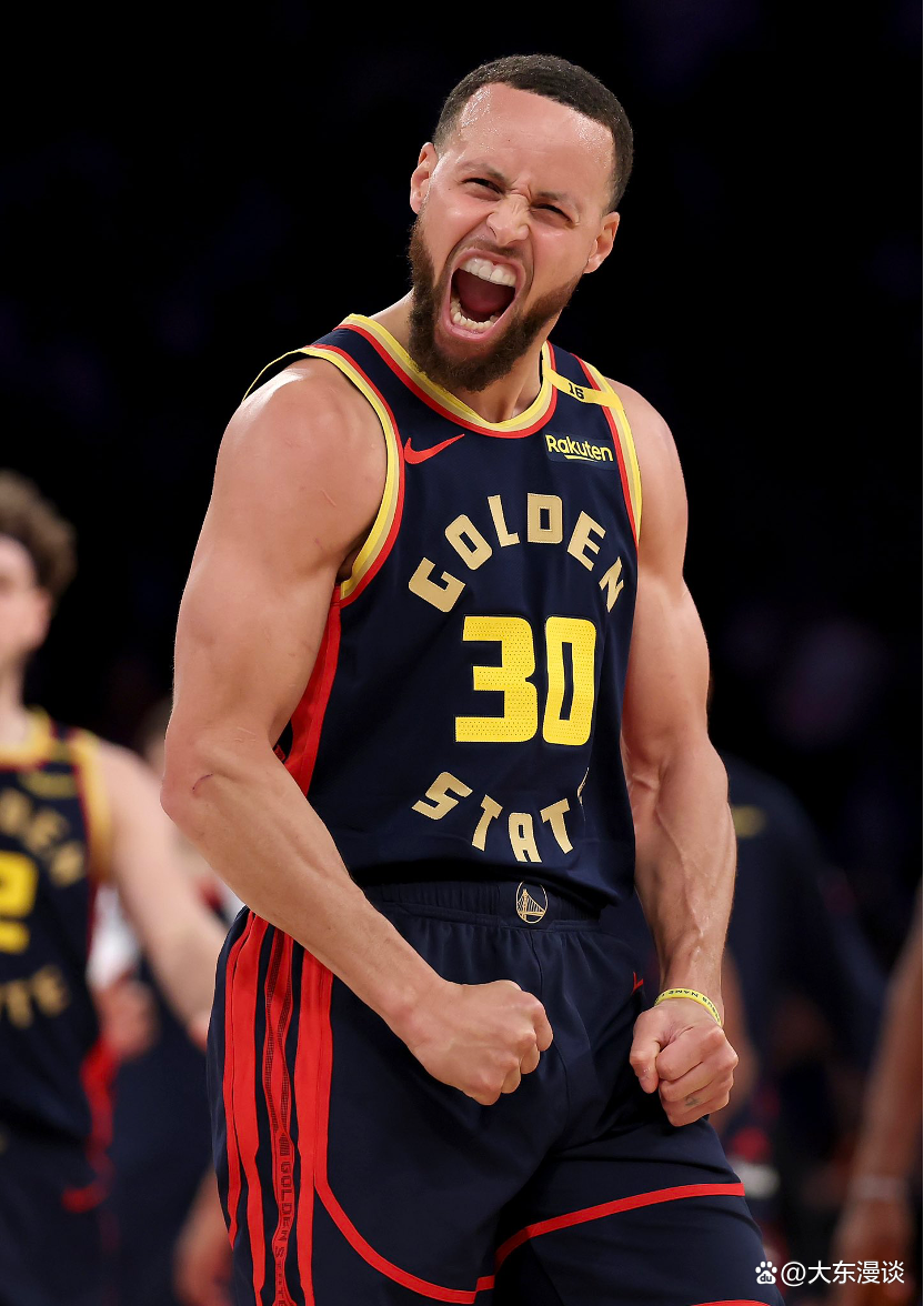 库里迎来十五赛季出色发挥,切尔西观众热烈欢呼! 库里迎来十五赛季出色发挥,切尔西观众热烈欢呼!