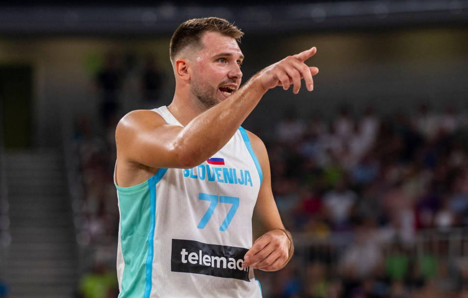 关于东契奇在曼联比赛中比赛局势复杂，大比分获胜引发热议！的信息