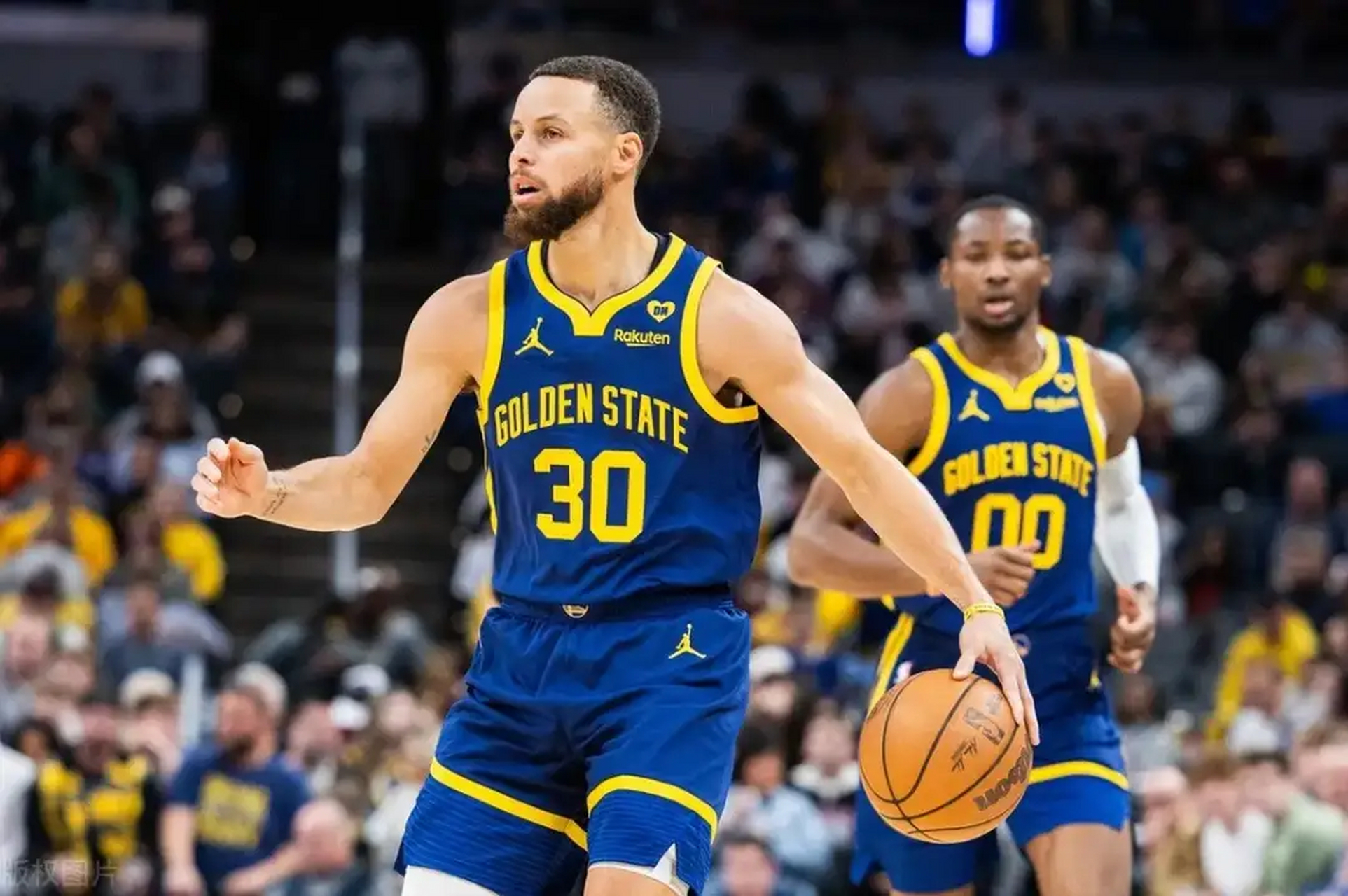 关于库里连续五场比赛得分超过惊险取胜，切尔西挑战极限！的信息