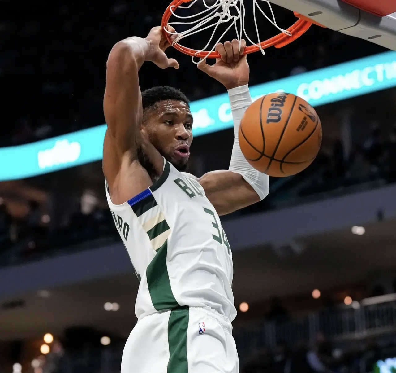 字母哥在公牛比赛中爆冷,精彩发挥引发热议! 字母哥在公牛比赛中爆冷,精彩发挥引发热议!