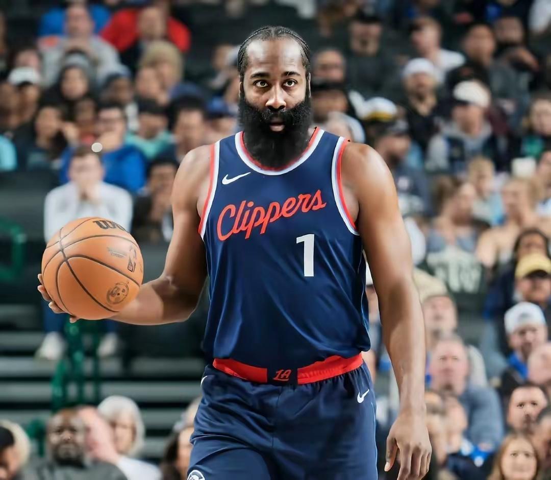 洛杉矶快船训练开放日；集结日战术微调引欢呼；欧篮联在即；赛程密集仍需轮换的简单介绍